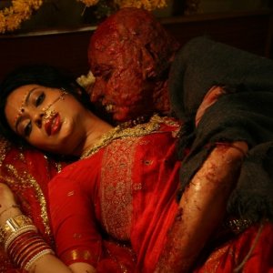 Miss Lovely: Niharika Singh in compagnia di una creatura dei film dell'orrore in una scena
