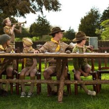 Moonrise Kingdom: Edward Norton insieme ai suoi ragazzi in una scena del film