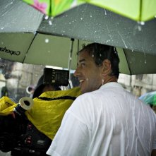 Reality: il regista Matteo Garrone sul set del film sotto la pioggia