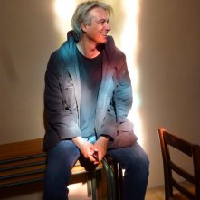 Renoir: il regista Gilles Bourdos sorride sul set del film