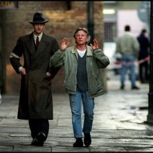 Roman Polanski: A Film Memoir, un'immagine di Roman Polanski sul set de Il pianista insieme al premio Oscar Adrien Brody