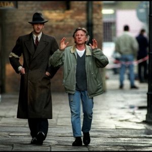 Roman Polanski: A Film Memoir, un'immagine di Roman Polanski sul set de Il pianista insieme al premio Oscar Adrien Brody