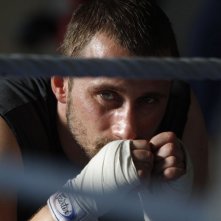Rust and Bone: Matthias Schoenaerts pensieroso si prepara all'allenamento in una scena del film