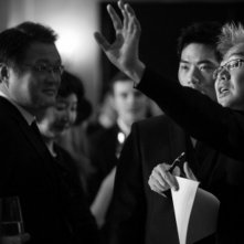 Taste of Money: il regista Im Sang-soo sul set dirige gli attori