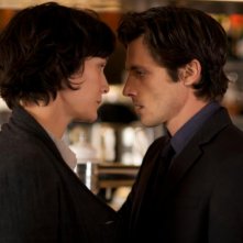 Trois mondes: Raphaël Personnaz e Clotilde Hesme in una scena del film