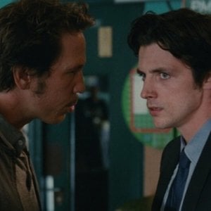 Trois mondes: Raphaël Personnaz in una scena del film