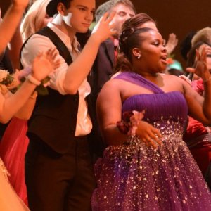 Chris Colfer e Amber Riley in una scena dell'episodio Prom-A-Saurus