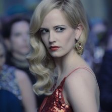 Dark Shadows: Eva Green con lo sguardo minaccioso in un'immagine del film