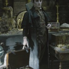 Dark Shadows: Johnny Depp alle prese con un prezioso tesoro in una scena del film