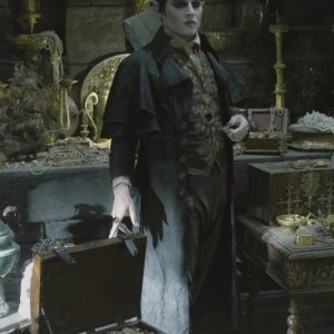Dark Shadows: Johnny Depp alle prese con un prezioso tesoro in una scena del film