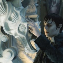 Dark Shadows: Johnny Depp osserva gli stucchi della sua casa in una scena