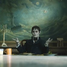 Dark Shadows: Johnny Depp seduto a tavola in una scena del film