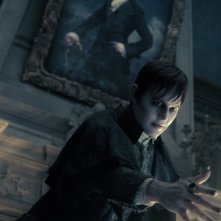 Johnny Depp sotto al suo ritratto in una scena di Dark Shadows