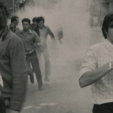 Journal de France: il fotografo Raymond Depardon (anche regista del film), in un'immagine durante gli scontri del '68 all'inizio della sua carriera