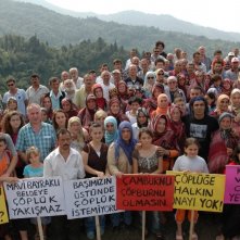 Polluting Paradise: il regista Fatih Akin, in una foto promozionale del documentario, protesta insieme agli abitanti di Camburnu