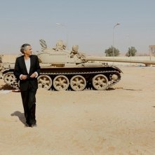 The Oath of Tobruk: Bernard-Henri Lévy nel deserto libico in una scena del suo documentario