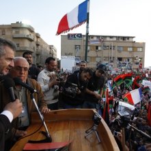 The Oath of Tobruk: il filosofo e giornalista Bernard-Henri Lévy durante il discorso in piazza a Tobruk in una scena del documentario da lui diretto