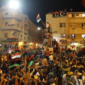 The Oath of Tobruk: la piazza di Tobrouk in rivolta in una scena del documentario di Bernard-Henri Lévy