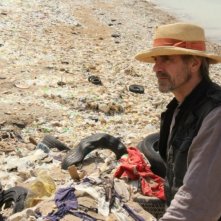 Trashed: Jeremy Irons in una scena del documentario