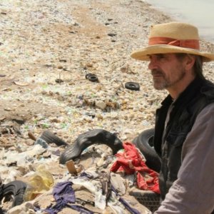 Trashed: Jeremy Irons in una scena del documentario
