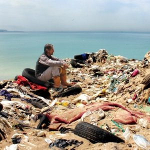 Trashed: Jeremy Irons in una scena del documentario sull'inquinamento