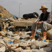 Trashed: Jeremy Irons, protagonista del documentario sull'inquinamento, in una scena