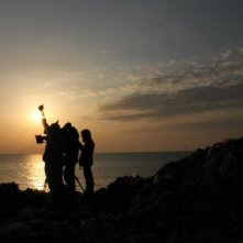 Trashed: la troupe del film al tramonto