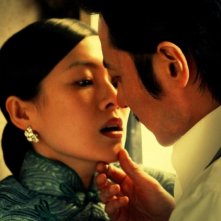 Dangerous Liasons: Ziyi Zhang e Dong-kun Jang in un'appassionata immagine del film