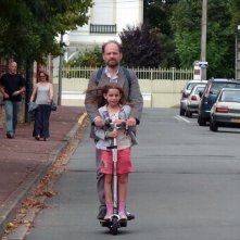 Granny's Funeral: il protagonista del film Denis Podalydès a bordo di un monopattino in una scena