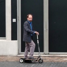 Granny's Funeral: il protagonista del film Denis Podalydès col suo monopattino in una scena