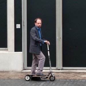 Granny's Funeral: il protagonista del film Denis Podalydès col suo monopattino in una scena