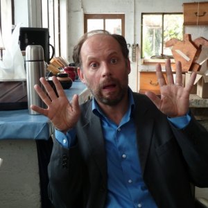 Granny's Funeral: il protagonista del film Denis Podalydès in una buffa espressione tratta dal film