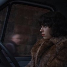 Scarlett Johansson di profilo in una scena di Under the Skin