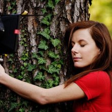 Dietro il buio: Sarah Maestri sul set del film abbraccia un albero