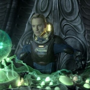 Prometheus: Michael Fassbender alle prese con una delle sue complesse apparecchiature in una scena del film