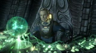 Prometheus: Michael Fassbender alle prese con una delle sue complesse apparecchiature in una scena del film