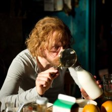 Simon Pegg alle prese col bricolage in A Fantastic Fear of Everything