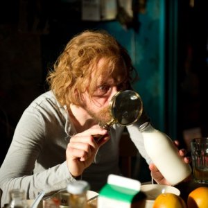 Simon Pegg alle prese col bricolage in A Fantastic Fear of Everything