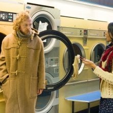 Simon Pegg e Amara Karan in lavanderia in A Fantastic Fear of Everything