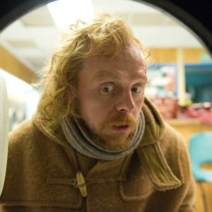 Un Simon Pegg assai terrorizzato scruta nell'obò della lavatrice in A Fantastic Fear of Everything
