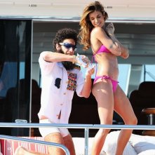 Il dittatore: l'ammiraglio Generale Aldeen (Sacha Baron Cohen) su uno yacht intento a 'proteggere' Elisabetta Canalis a largo delle coste di Cannes