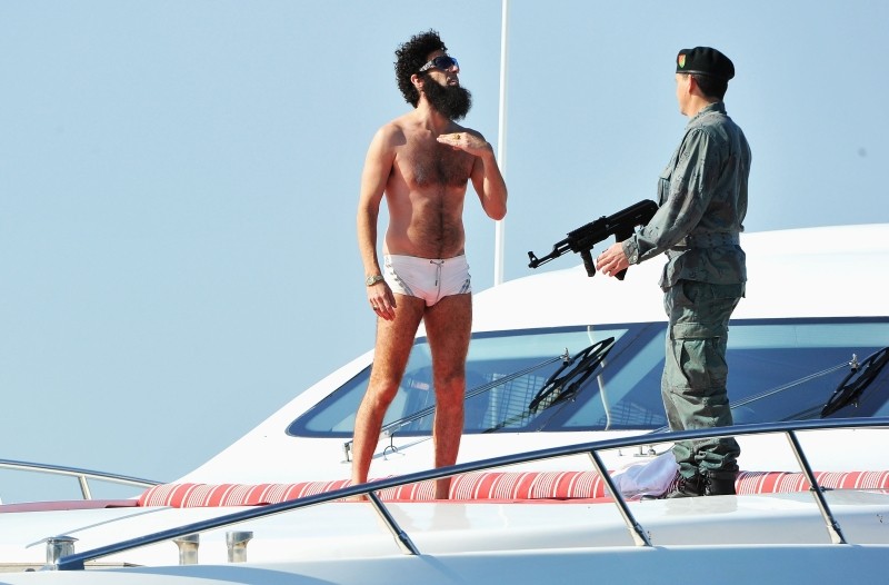 Il Dittatore L Ammiraglio Generale Aldeen Sacha Baron Cohen Sul Suo Yacht Avvistato A Largo Delle Co 240952
