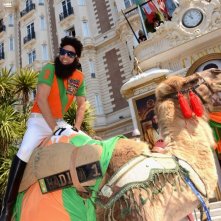 Il Dittatore Sacha Baron Cohen Nei Panni Dell Ammiraglio Generale Shabazz Aladeen A Bordo Del Suo Ca 240933