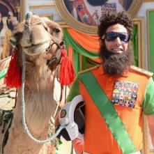 Il Dittatore Sacha Baron Cohen Nei Panni Dell Ammiraglio Generale Shabazz Aladeen Insieme Al Suo Cam 240934