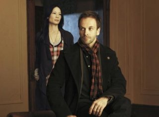 Jonny Lee Miller e Lucy Liu in un'immagine promozionale di Elementary