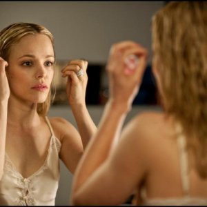 Rachel McAdams allo specchio in una scena di Passion
