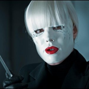 Rachel McAdams armata di maschera e stiletto in una scena di passion