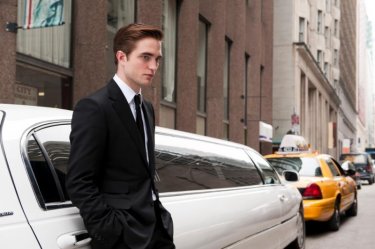 Cosmopolis: Robert Pattinson in una scena del film poggiato su una lunghissima limousine