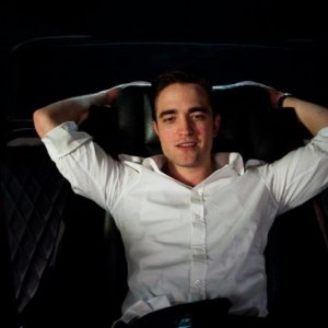 Cosmpolis: un'immagine rilassata di Robert Pattinson tratta dal film