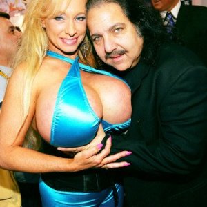 Il pornodivo Ron Jeremy con una procace collega